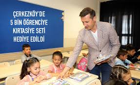 5 BİN ÖĞRENCİYE KIRTASİYE SETİ DAĞITTIK